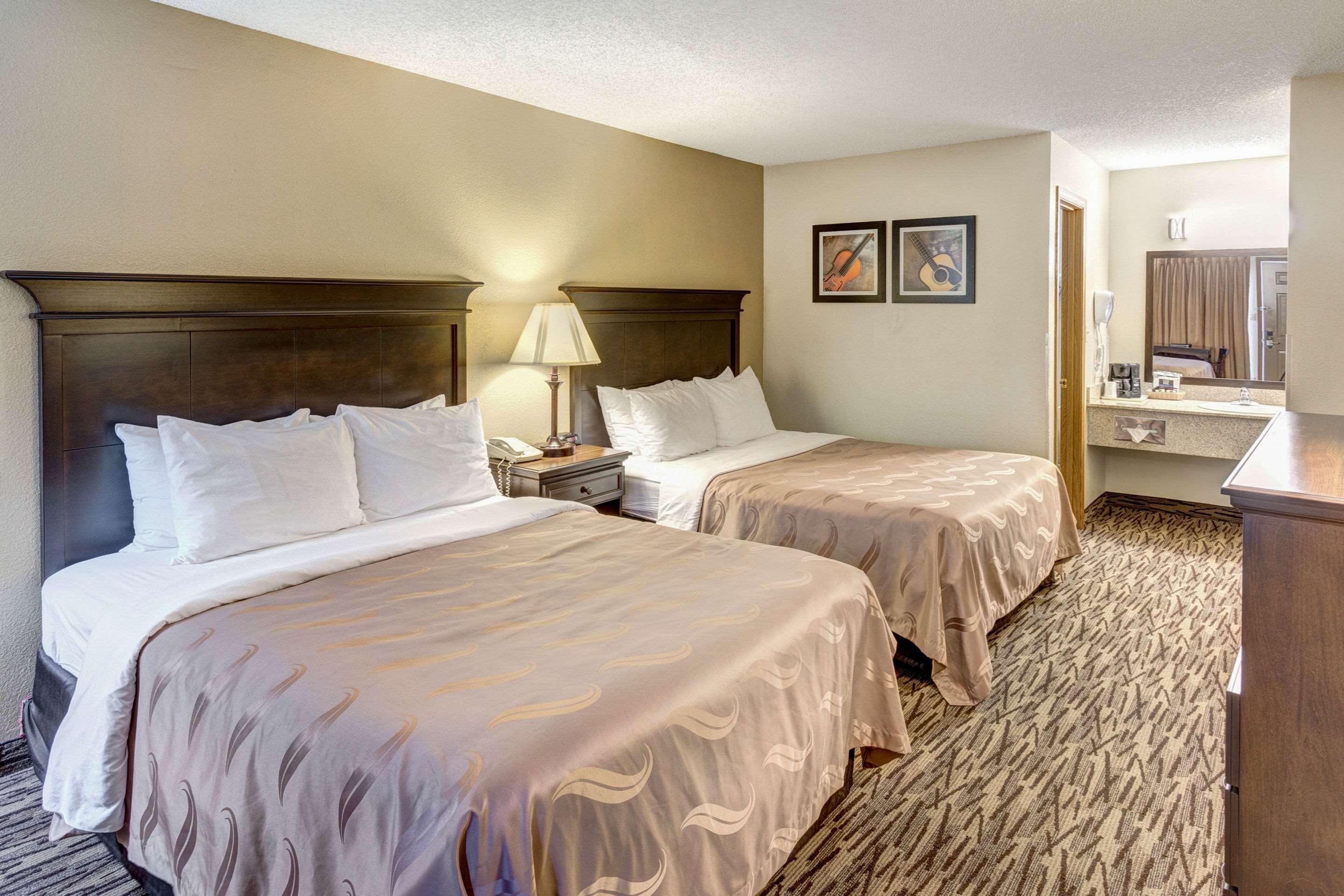 Quality Inn West Бренсън Екстериор снимка