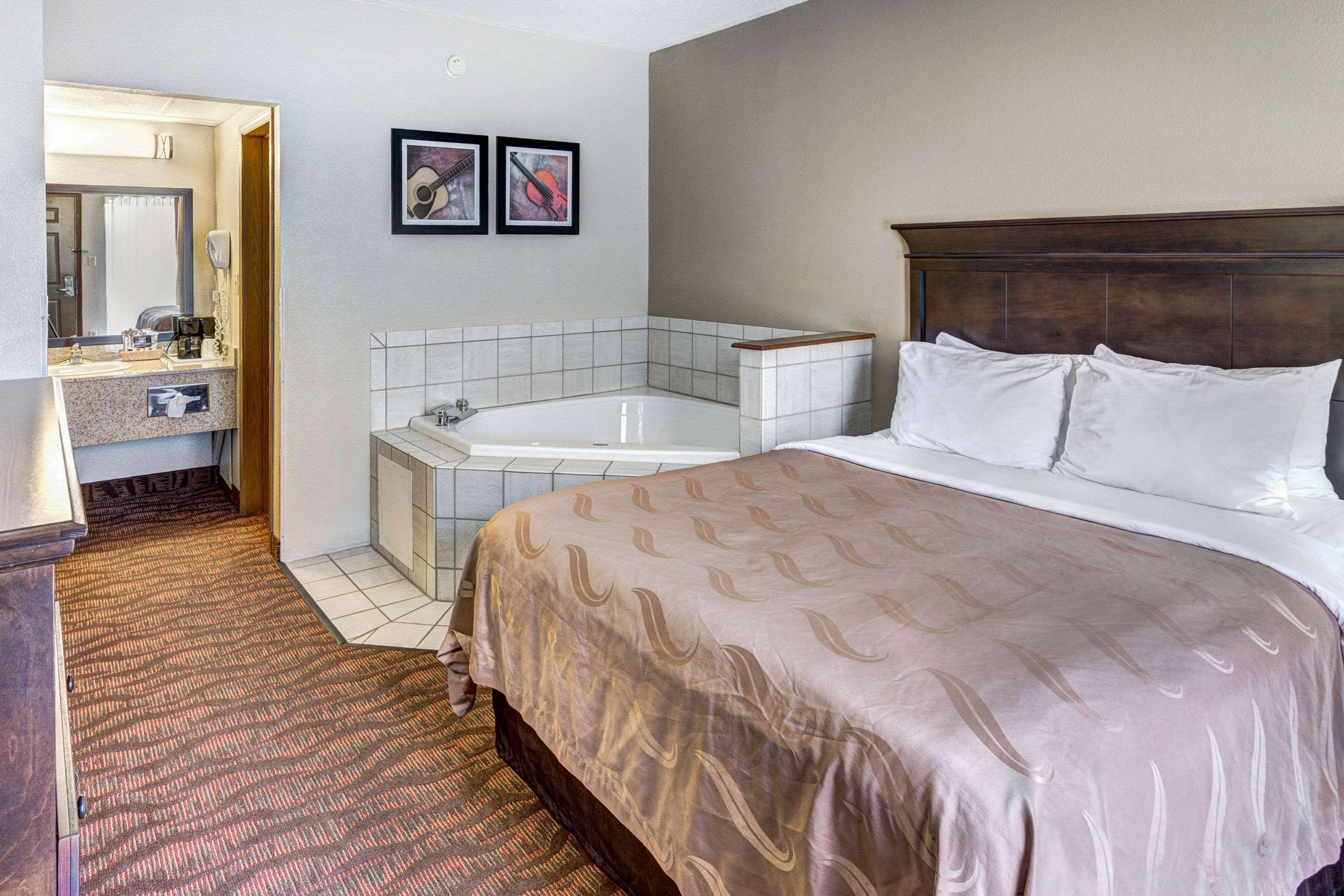 Quality Inn West Бренсън Екстериор снимка
